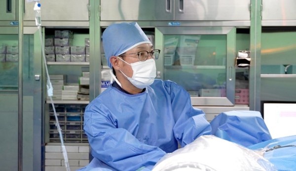 걷다 멈추는 다리 저림… 척추 수술 경고등일까?