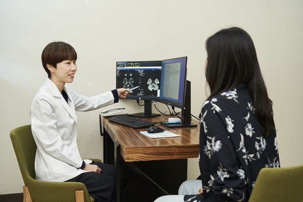 어지럽고 비틀거리는데 괜찮다? 뇌 질환 신호일 수도